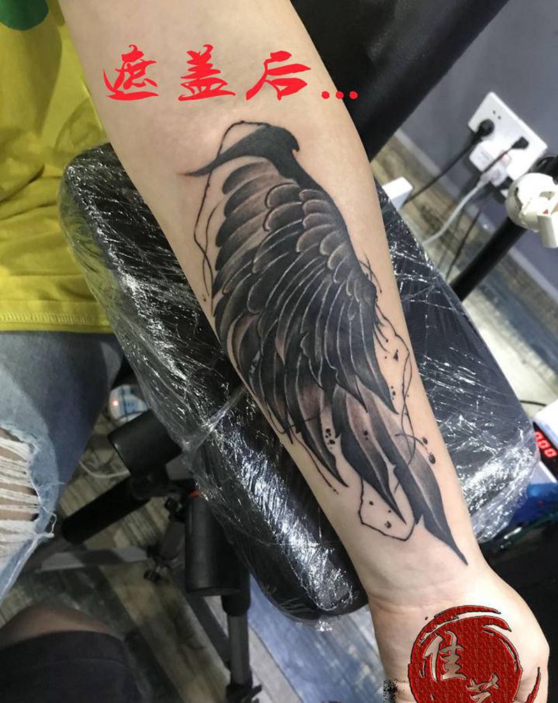 翅膀纹身图片_手臂新传统纹身图案