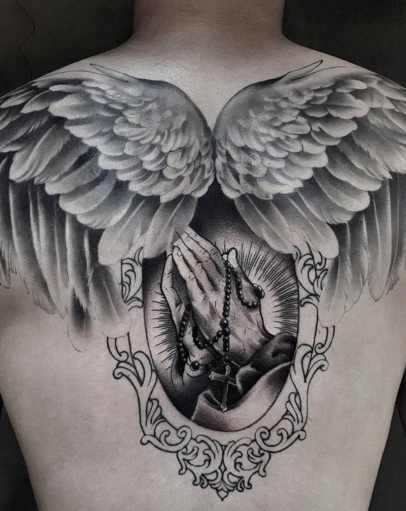 祈祷手 翅膀纹身图片_背部欧美写实纹身图案