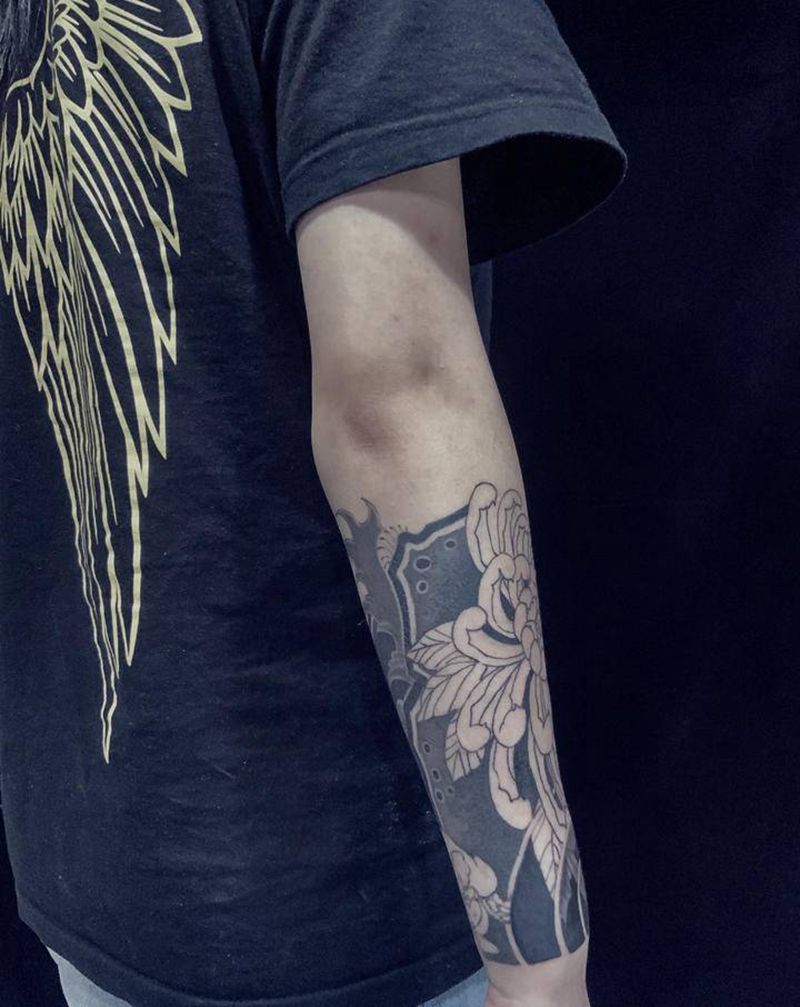 小姐姐的包半臂纹身图片_手臂老传统纹身图案