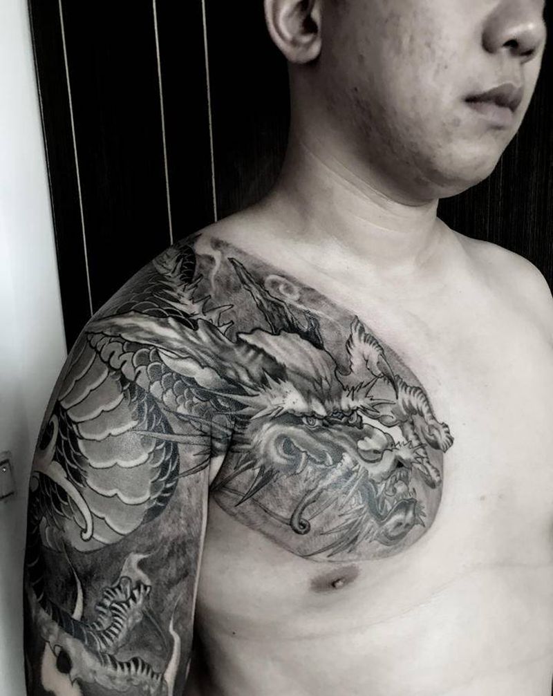 半甲龙纹身图片_手臂胸部新传统龙纹身图案