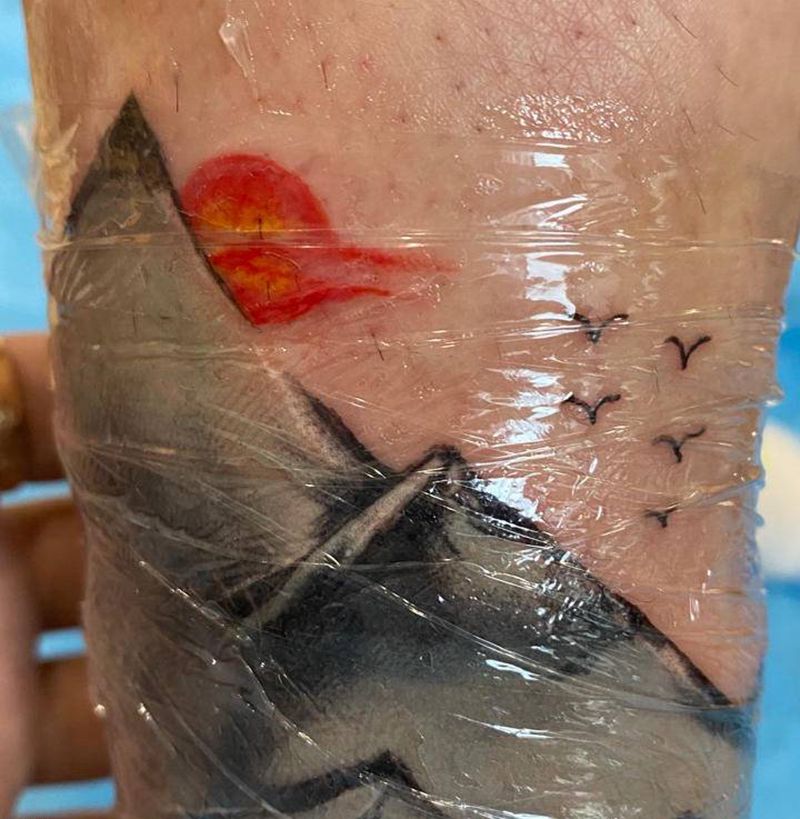 遮盖纹身图片_腿部水墨纹身图案