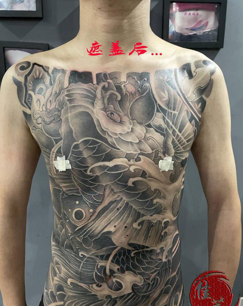 老传统鲤鱼纹身图片_腹部Old School纹身图案