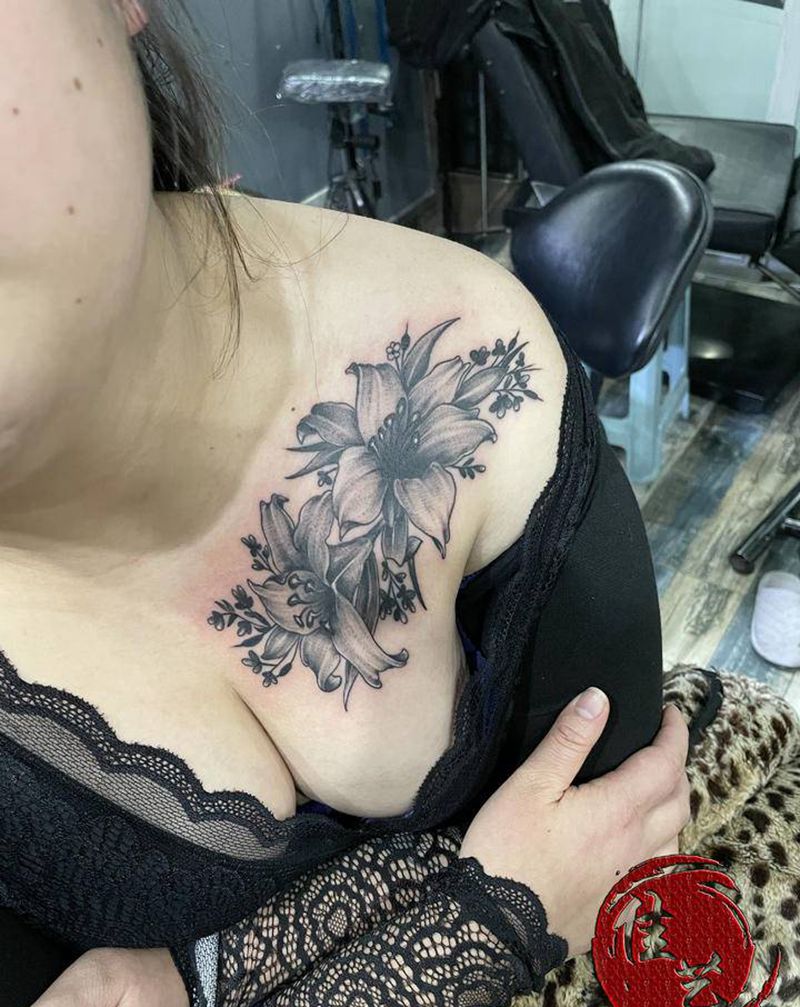 百合素花纹身图片_胸部New School纹身图案