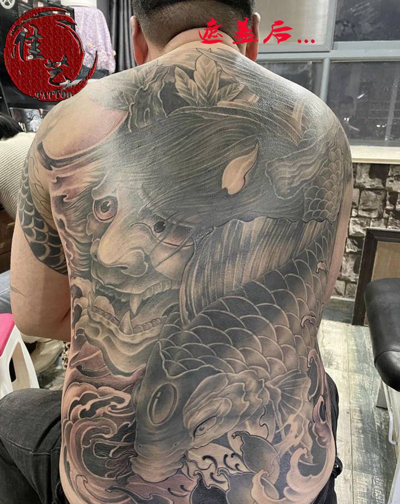般诺鲤鱼纹身图片_背部新传统纹身图案