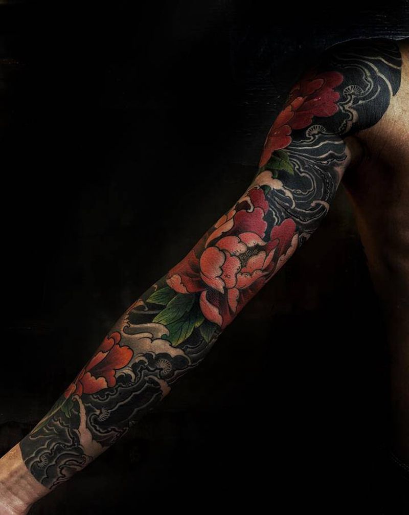 牡丹花臂纹身图片_手臂新传统纹身图案