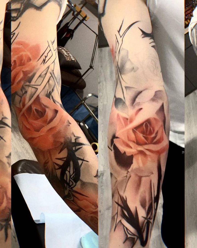 写实花臂剩一次纹身图片_手臂欧美写实New School玫瑰荆棘纹身图案