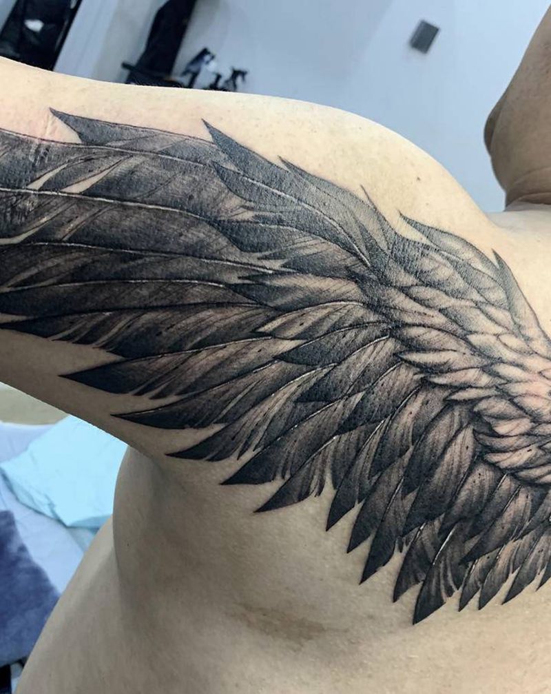 翅膀做完一侧纹身图片_背部欧美写实翅膀纹身图案