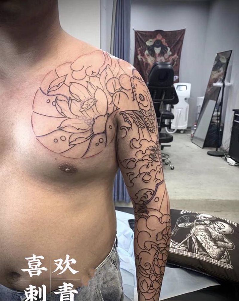 半胛花臂第一次纹身图片_手臂胸部老传统牡丹鱼纹身图案