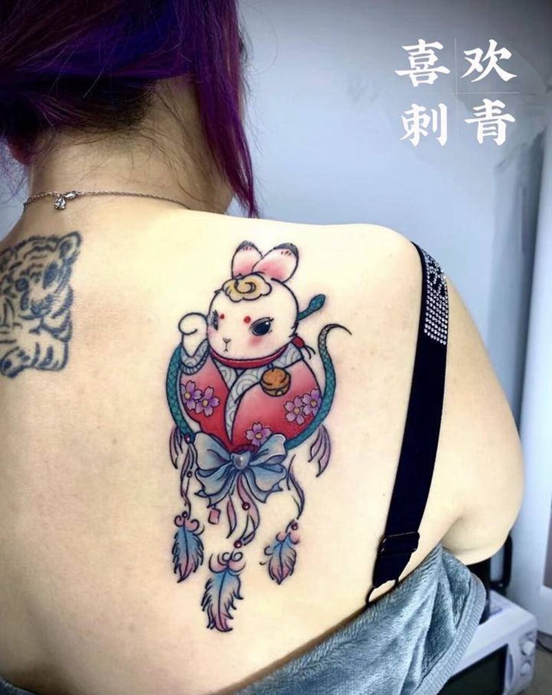 可爱小兔子纹身图片_背部New School兔子蛇捕梦网纹身图案