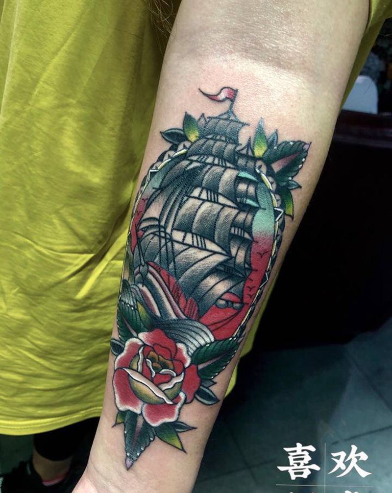 帆船玫瑰纹身图片_手臂Old School帆船玫瑰纹身图案