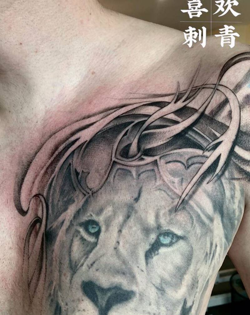 修改狮子云朵纹身图片_胸部肩部欧美写实狮子纹身图案