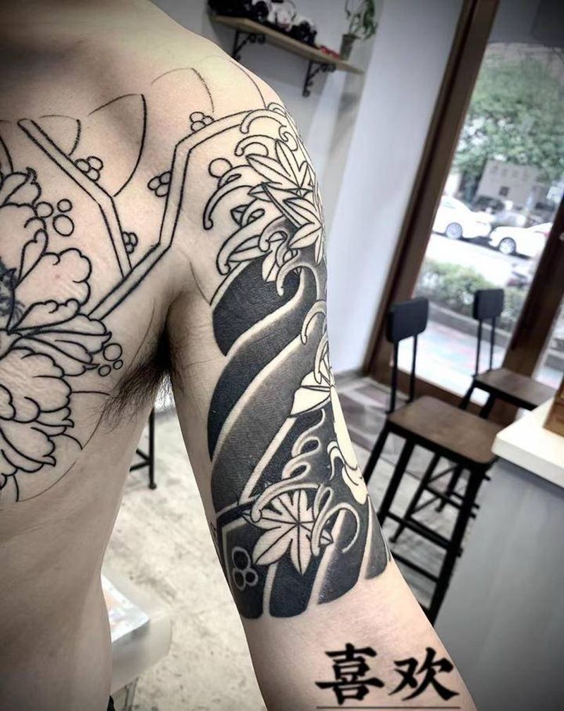 半胛待续纹身图片_手臂胸部老传统牡丹锦鲤纹身图案