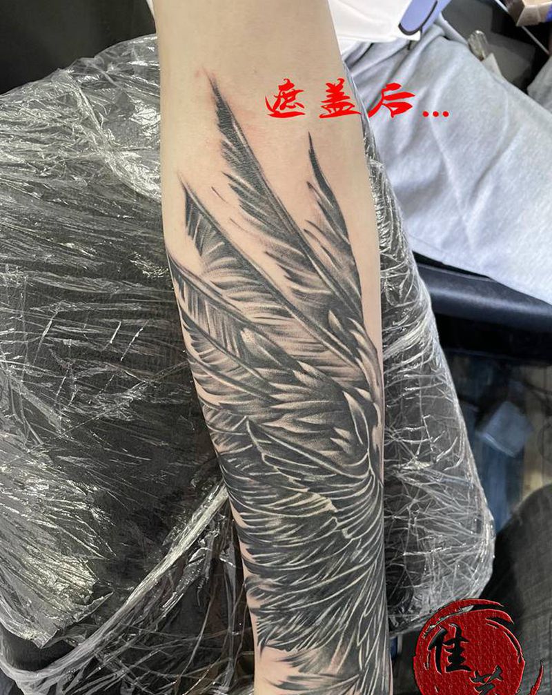 翅膀遮盖前后纹身图片_手臂New School点刺纹身图案