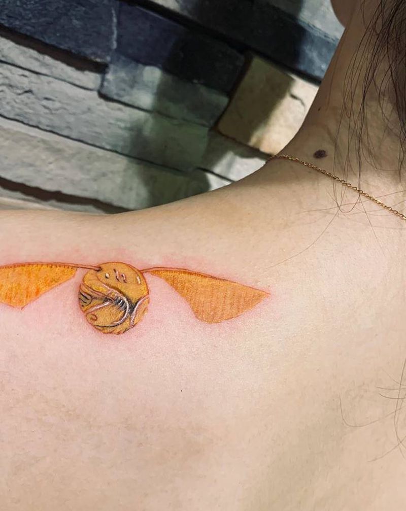 金色飞贼纹身图片_背部几何水彩科幻纹身图案