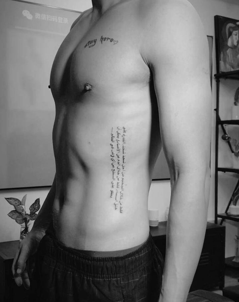 侧腰文字纹身图片_腰部花体字纹身图案