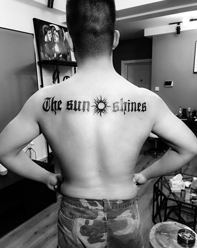 阳光纹身图片_背部字体纹身图案