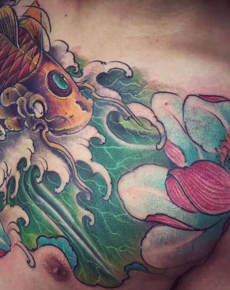 荷花锦鲤纹身图片_胸部新传统纹身图案