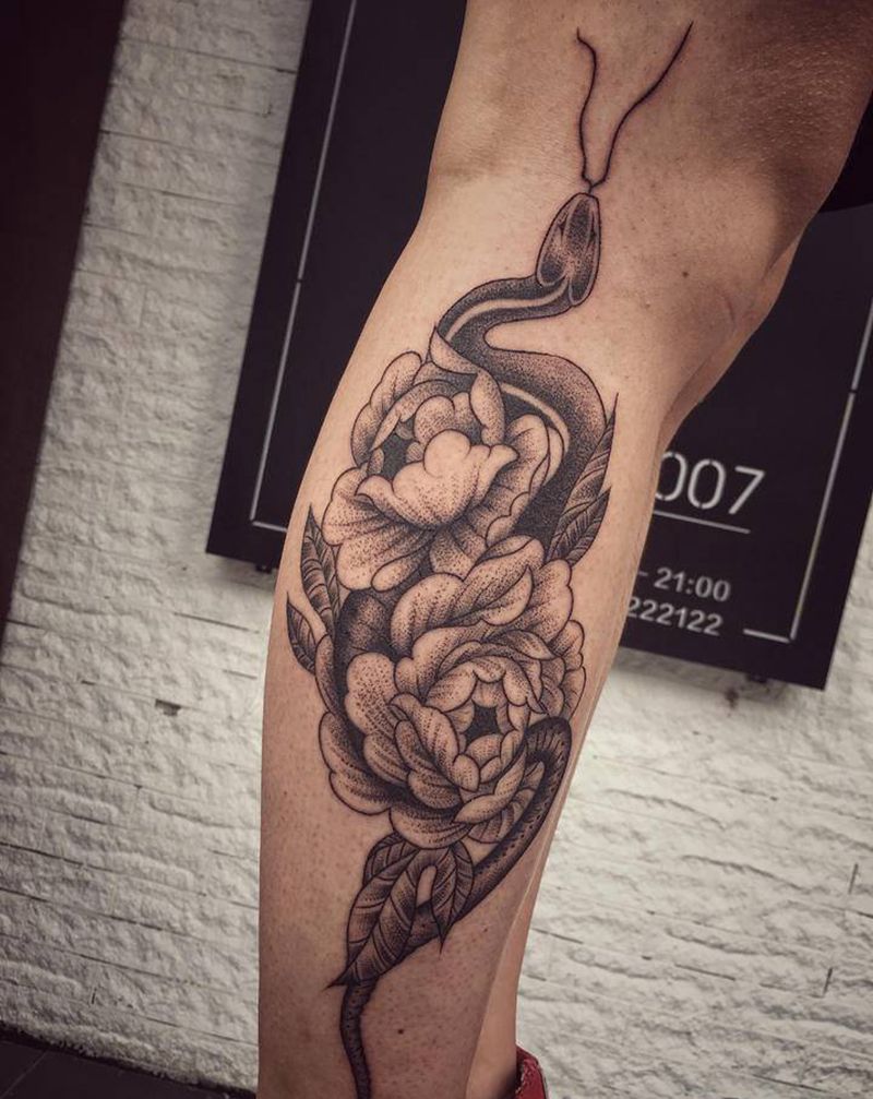 牡丹蛇纹身图片_腿部点刺纹身图案