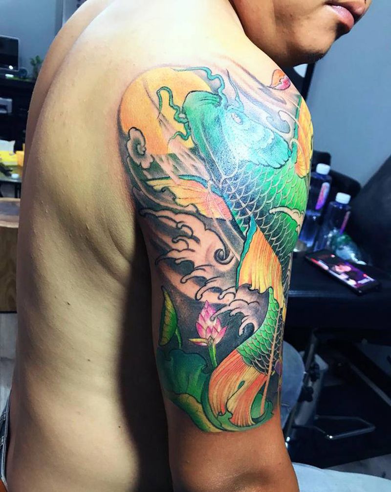 大臂锦鲤纹身图片_手臂新传统纹身图案