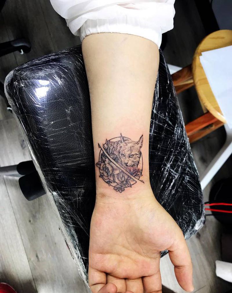 小图一枚纹身图片_手臂几何纹身图案