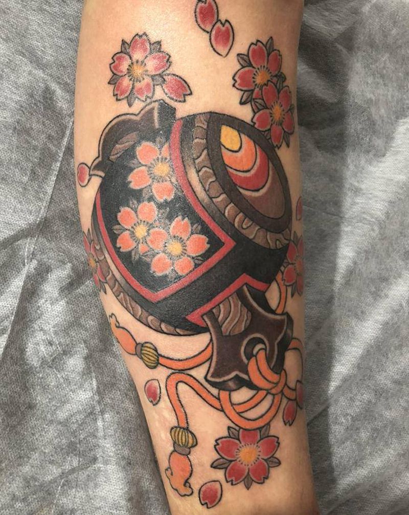 福锤纹身图片_腿部老传统福锤，樱花纹身图案