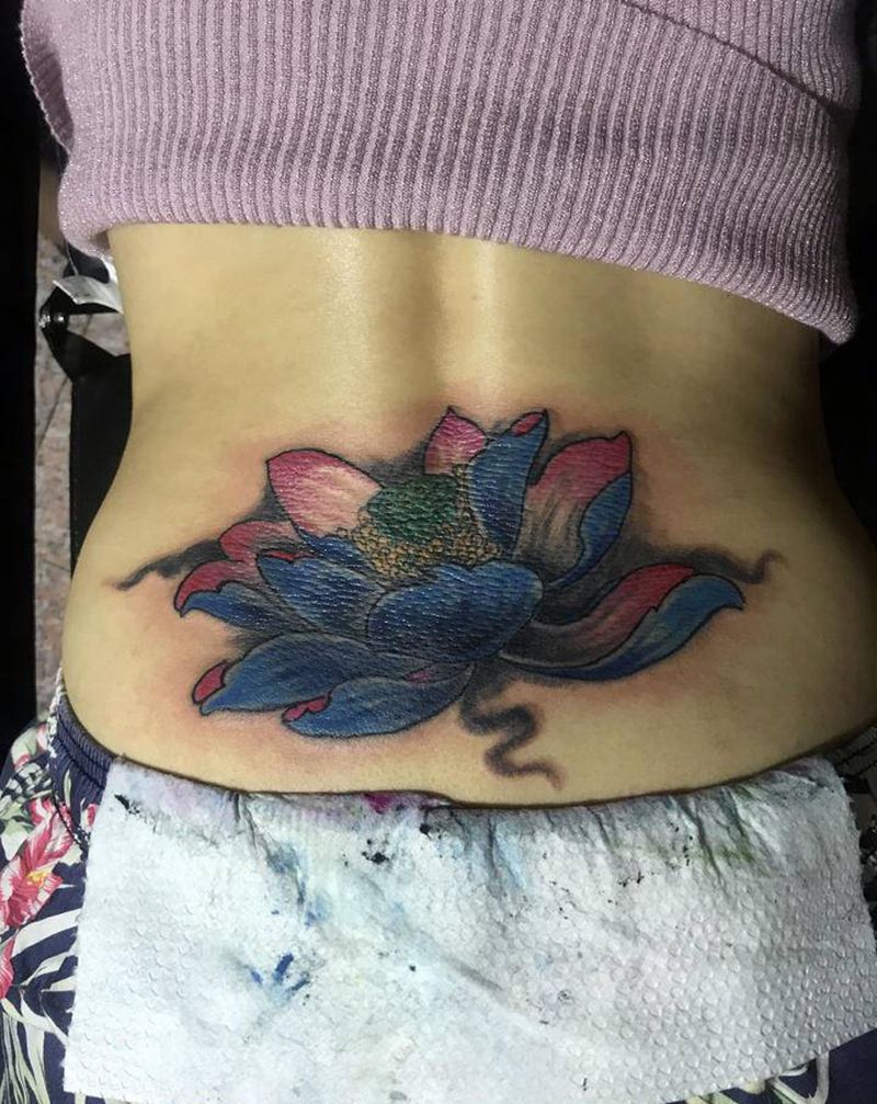 莲花纹身图片_腰部老传统纹身图案
