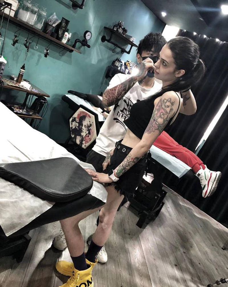 外国小美女纹身图片_颈部纹身图案