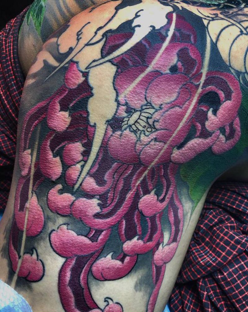 菊纹身图片_腿部新传统纹身图案