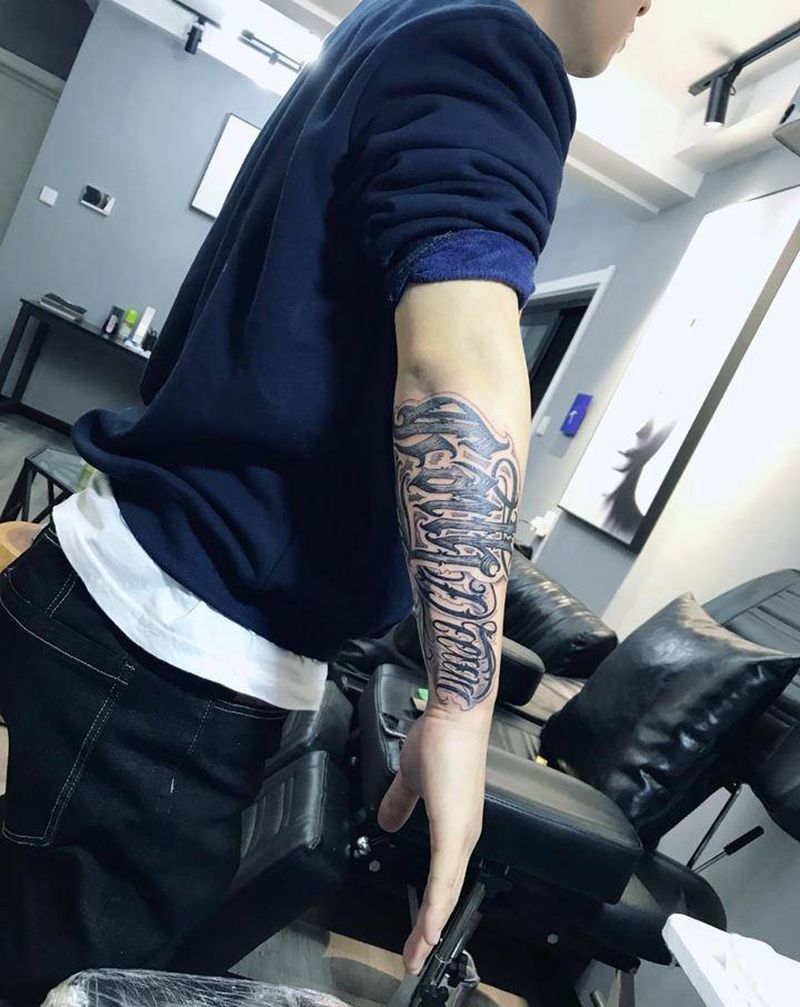 花体纹身图片_手臂花体字纹身图案