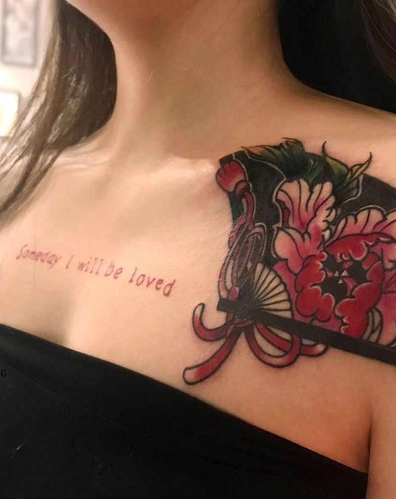 扇子纹身图片_肩部老传统纹身图案