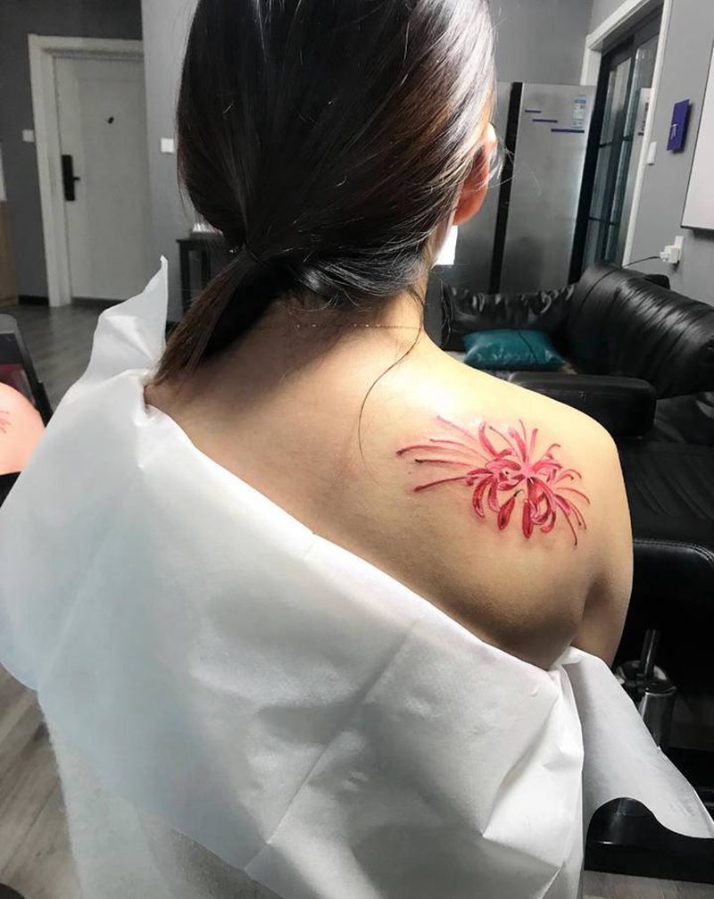 彼岸花纹身图片_肩部水彩纹身图案