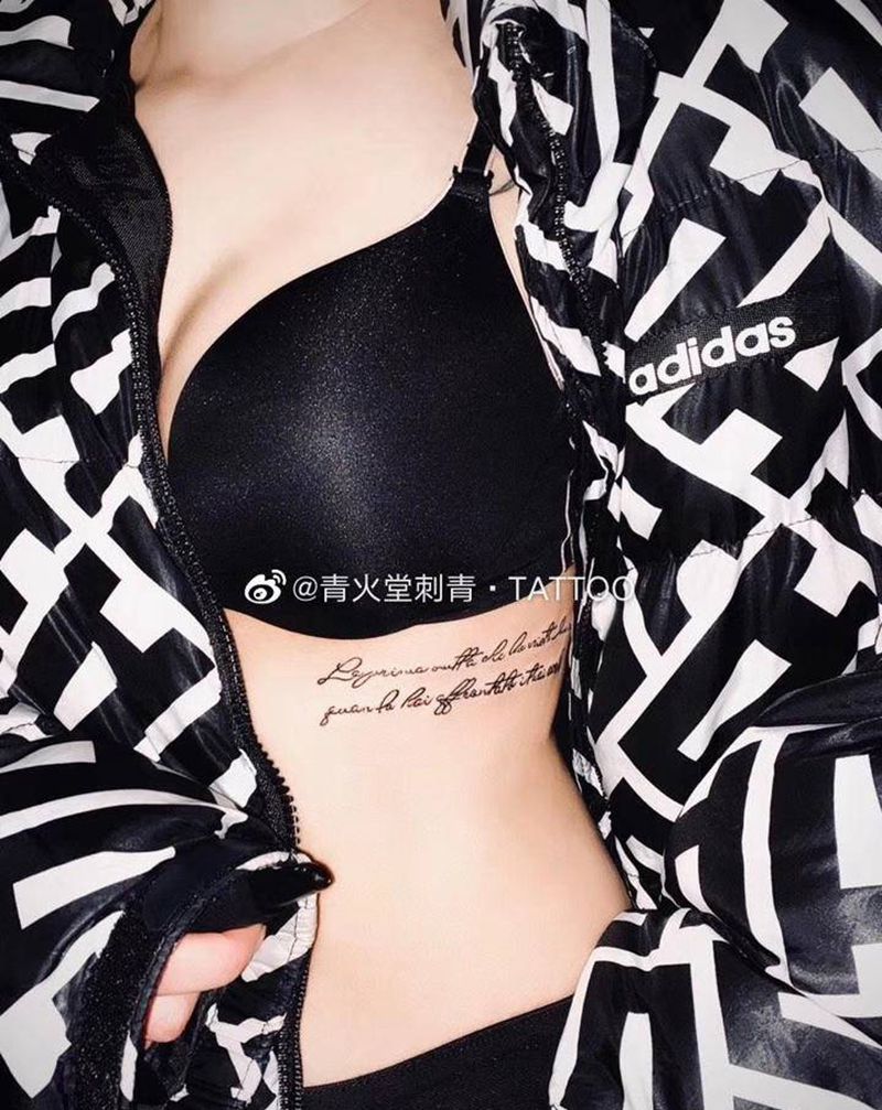 字母纹身图片_腰部纹身图案