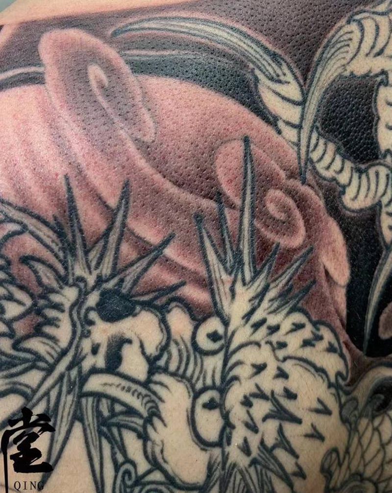雾纹身图片_背部老传统纹身图案