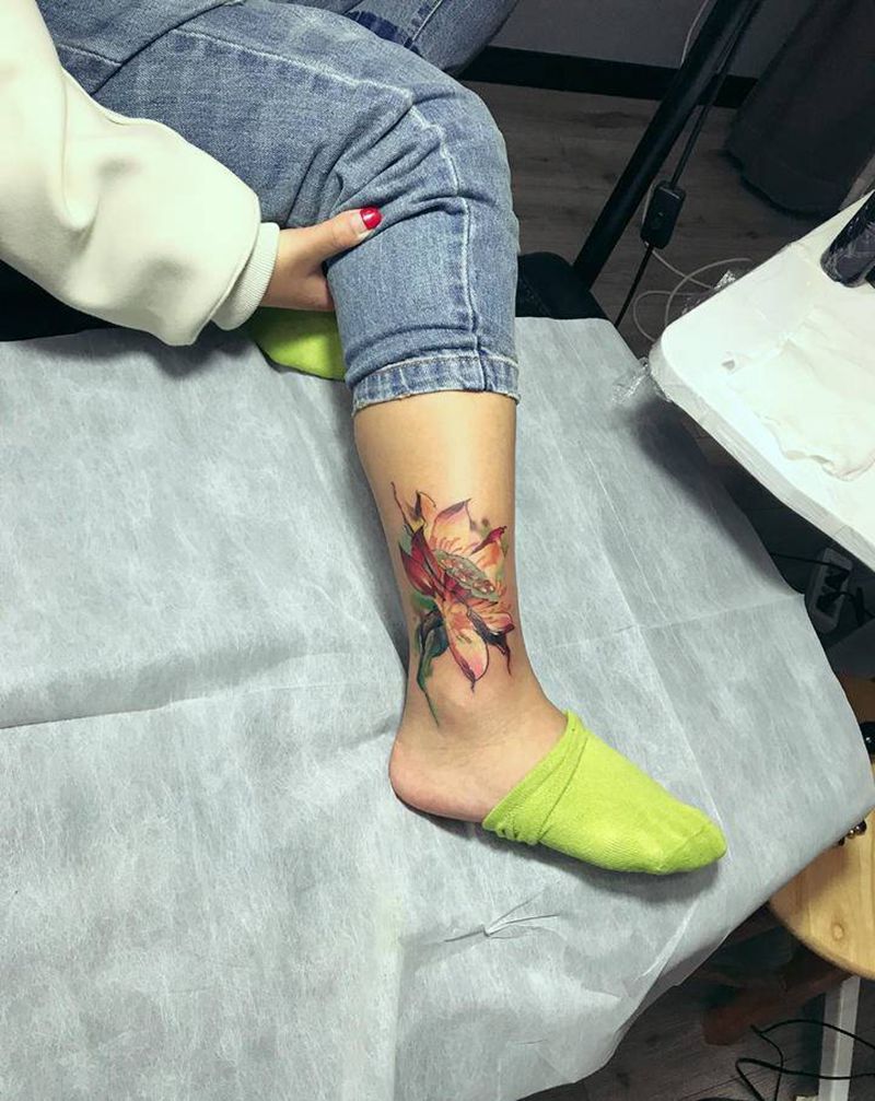 莲花纹身图片_腿部水彩纹身图案