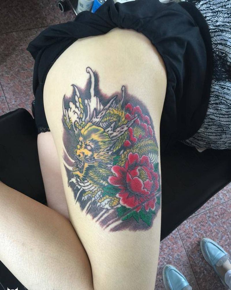 龙与花纹身图片_臀部老传统纹身图案