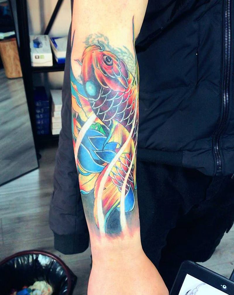 锦鲤纹身图片_手臂新传统纹身图案