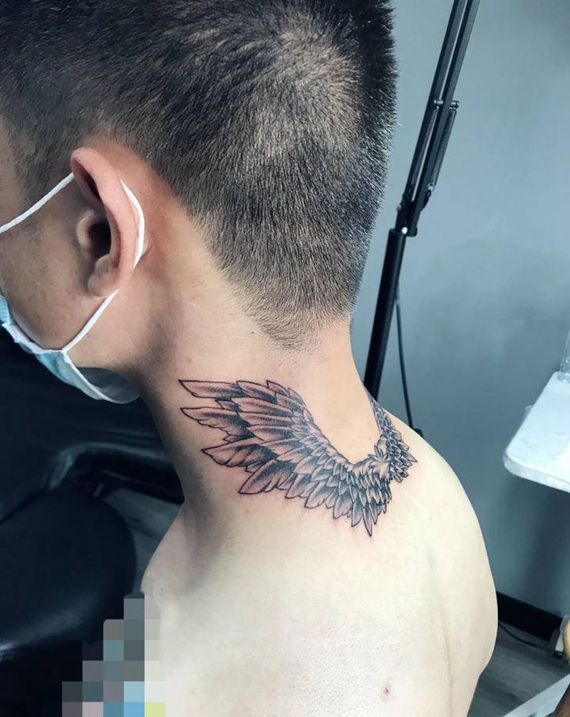 翅膀纹身图片_颈部纹身图案