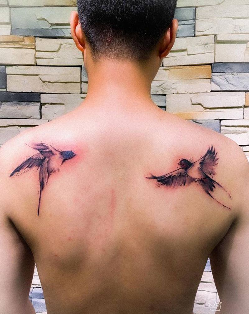 燕子纹身图片_背部水墨燕子纹身图案