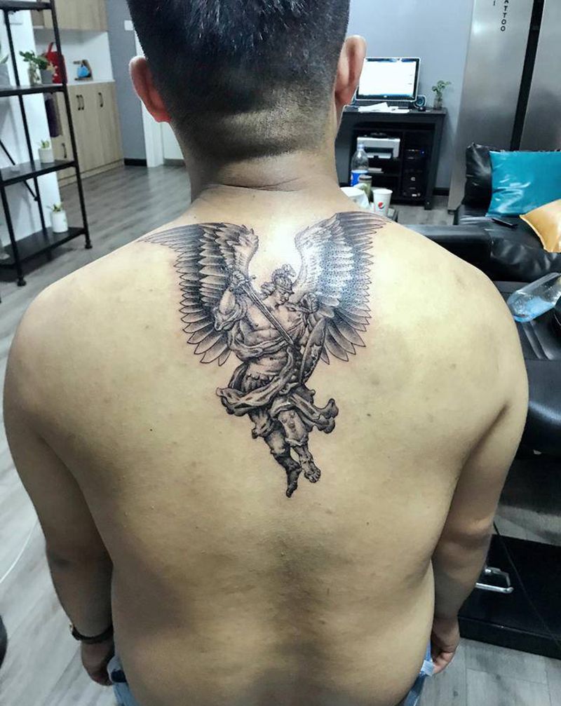 西方神话纹身图片_颈部欧美写实纹身图案