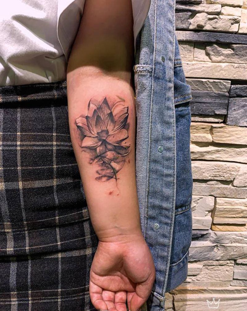 水墨莲花纹身图片_手臂水墨莲花纹身图案