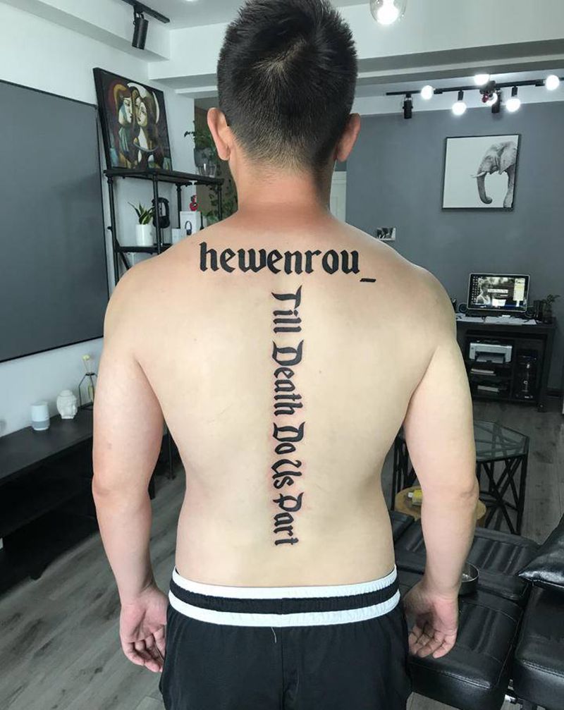 字体纹身图片_背部花体字纹身图案