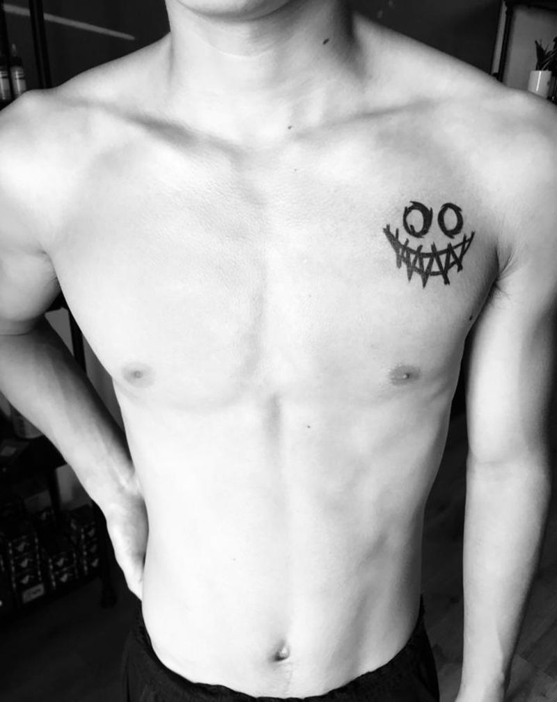 暗黑笑脸纹身图片_胸部纹身图案