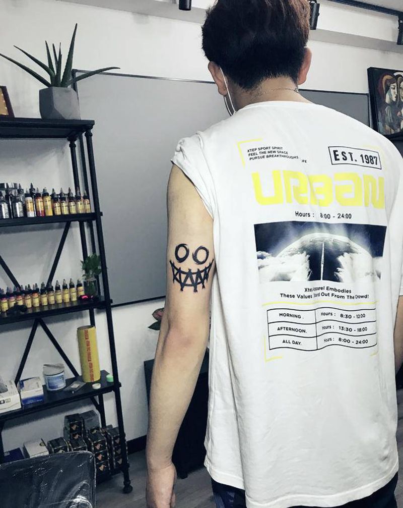 暗黑笑脸纹身图片_手臂纹身图案