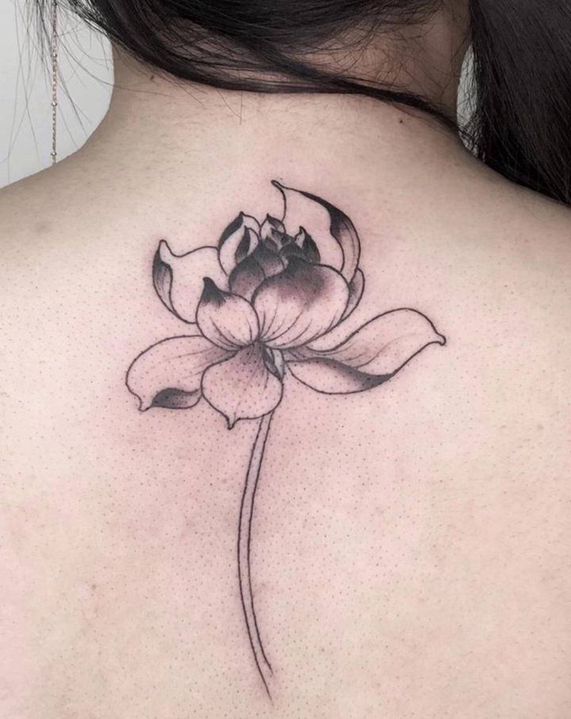 后颈小荷儿纹身图片_颈部点刺几何纹身图案