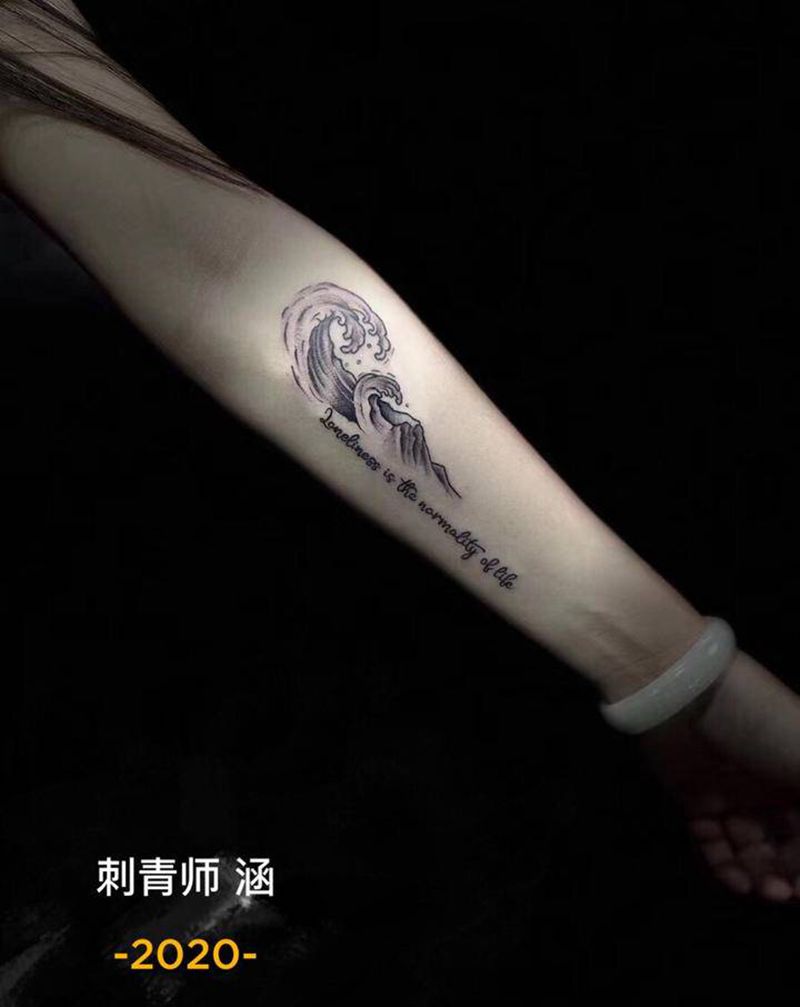 小臂水浪和英文纹身图片_手臂点刺水浪纹身图案