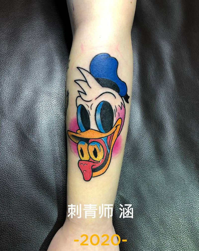 唐老鸭纹身图片_手臂Old School卡通人物纹身图案