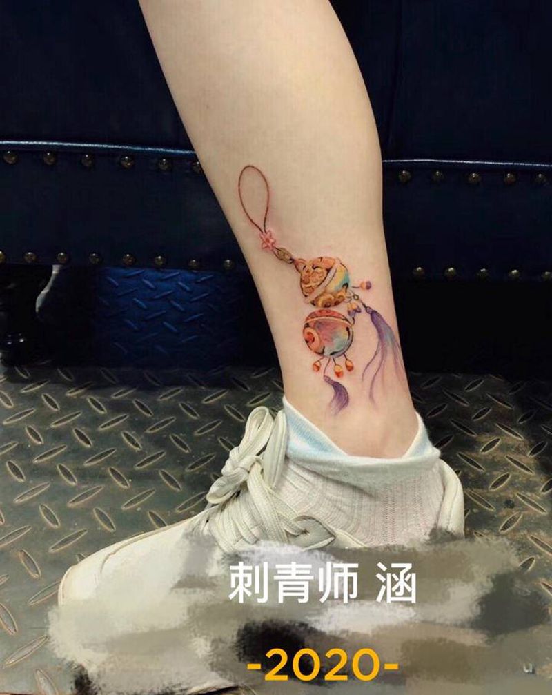 水彩铃铛纹身图片_腿部水彩纹身图案