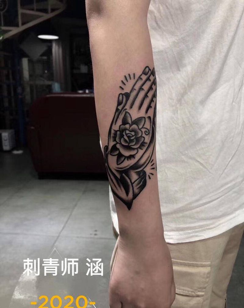 祈祷的手纹身图片_手臂Old School纹身图案