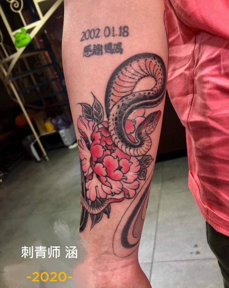 牡丹花和蛇纹身图片_手臂Old School纹身图案
