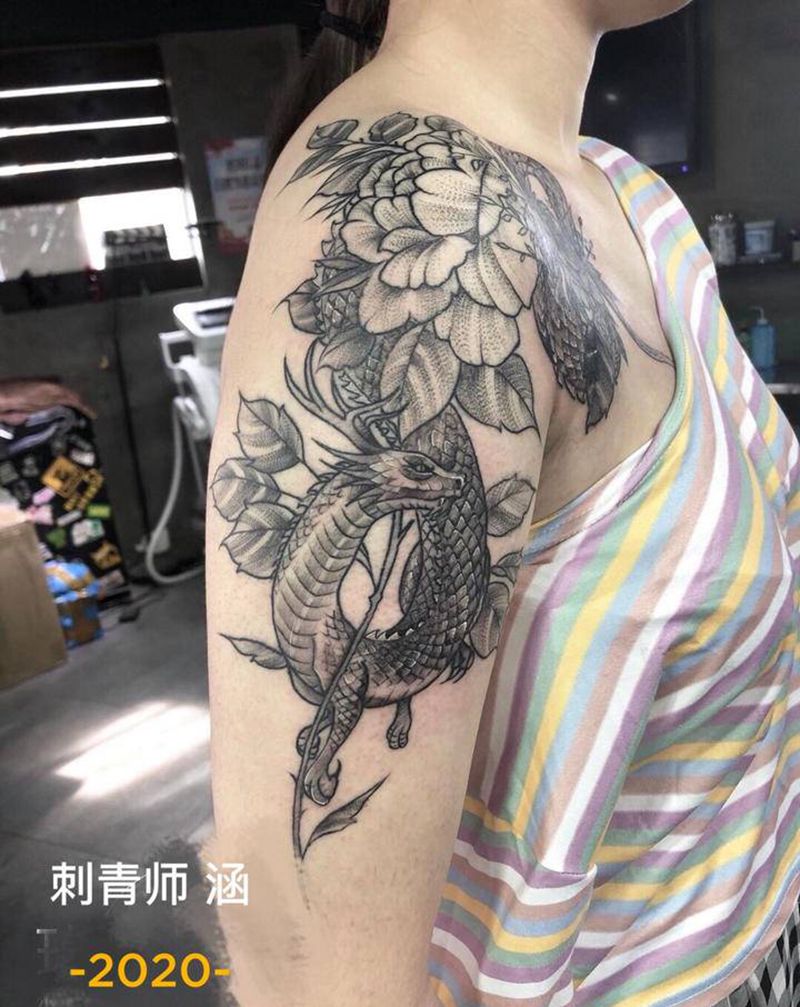 素花小龙纹身图片_手臂点刺素花龙纹身图案